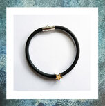 asarmband-rubber-zwart-rvs-hartje-bedel-asbewaring-assieraad