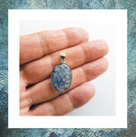 ashanger-sieraad-met-as-asjuweeltje-ashanger-resin-vergeetmijnietjes-ovaal