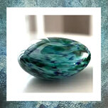 urn-as-in-glas-pebbles-U46RPTGBW-M-U46RPTGBW-S-knuffelstenen-glasrelieken-eeuwige-roos-tuquoise-zwart-groen