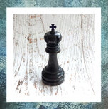 mini-urn-schaakstuk-hout-koning-schaakstukken-schaakbord-zwart