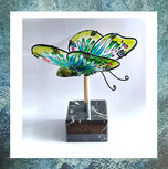 urn-glazen-vlinder-beweegbare-vleugels-lichtgroen-op-standaard-marmer