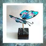 urn-glazen-vlinder-beweegbare-vleugels-blauw-op-standaard-marmer