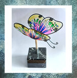 urn-glazen-vlinder-beweegbare-vleugels-geelgoud-op-standaard-marmer