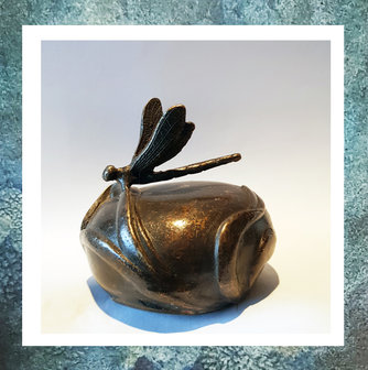 keepsake-miniurn-bol-brons-bronze-gedenkobject-libelle-dragonfly