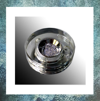 glazen-sokkeltje-7-LEDs-onder-glasreliek-met-adaptor