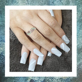 assieraad-asringen-as-ring-gedenksieraden-asbestemming-zilver-zirkonias-gedraaid