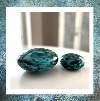 urn-as-in-glas-pebbles-U46RPTGBW-M-U46RPTGBW-S-knuffelstenen-glasrelieken-eeuwige-roos-tuquoise-zwart-groen-gemeleerd