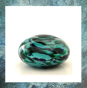 urn-as-in-glas-pebbles-U46RPTGBW-M-U46RPTGBW-S-knuffelstenen-glasrelieken-eeuwige-roos-tuquoise-zwart-groen-gemeleerd