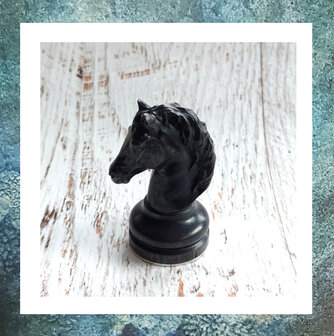 Dit Schaakstuk is een mini urn, handgemaakt van hardhoutfineer,  geverfd en daarna ge&iuml;mpregneerd met epoxyhars.  Gladges