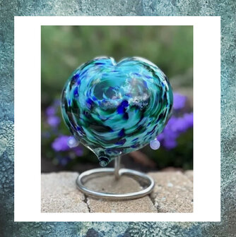 glazen-urn-as-in-glas-hart-knuffelkei voor as-knuffelsteen voor as-knuffelkeitje-turkoois-groen-blauw-gemeleerd