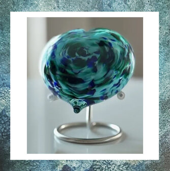 glazen-urn-as-in-glas-hart-knuffelkei voor as-knuffelsteen voor as-knuffelkeitje-turkoois-groen-blauw-gemeleerd