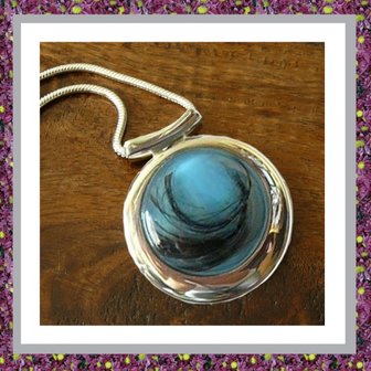 assieraden-haar-hanger-haarlok-in-sieraden-juwelen-juweeltje-gedenksieraden-haarlokhanger-rvs-rond