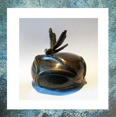 keepsake-miniurn-bol-brons-bronze-gedenkobject-libelle-dragonfly