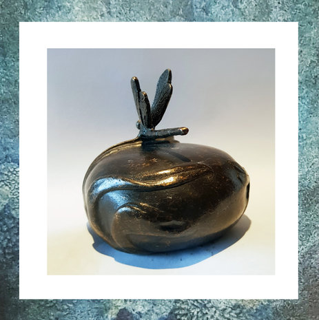 keepsake-miniurn-bol-brons-bronze-gedenkobject-libelle-dragonfly