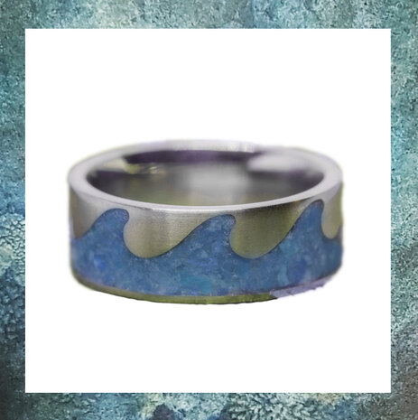 asring-ring-met-asverwerking-asjuweel-mannen-heren-ring-golven-titanium