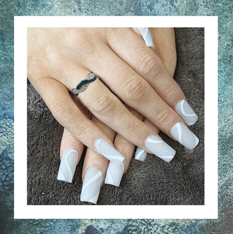assieraad-asringen-as-ring-gedenksieraden-asbestemming-zilver-zirkonias-gedraaid