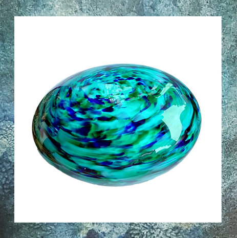 urn-as-in-glas-pebbles-U46RPTGBW-M-U46RPTGBW-S-knuffelstenen-glasrelieken-eeuwige-roos-tuquoise-zwart-groen-gemeleerd
