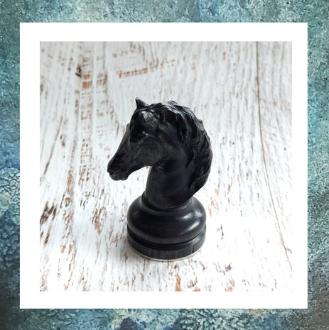 Dit Schaakstuk is een mini urn, handgemaakt van hardhoutfineer,  geverfd en daarna geïmpregneerd met epoxyhars.  Gladges