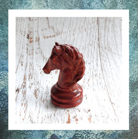 mini-urn-schaakstuk-hout-paard-schaakstukken-schaakbord-rood