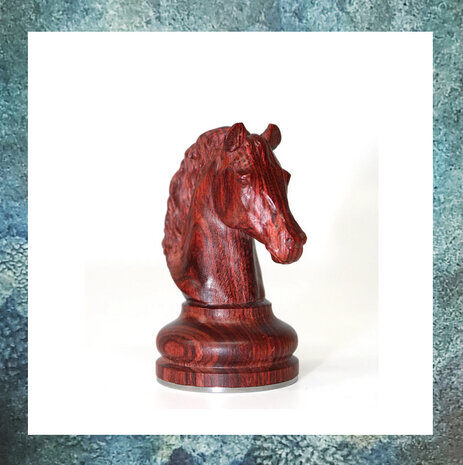 mini-urn-schaakstuk-hout-paard-schaakstukken-schaakbord-rood