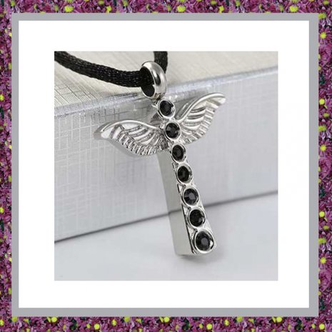 Kruis met zwarte strass en vleugels 05